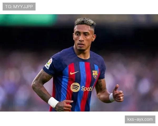 拉菲尼亚身披巴萨11号球衣状态回暖，球迷期待其延续火热表现